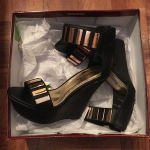 Sexy Black & Gold Accent Wedges